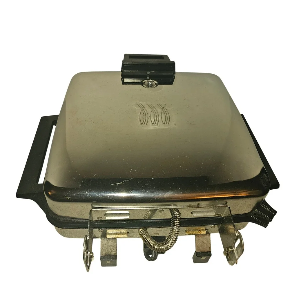 Toastmaster 269C‎ Waffle Baker Square 4-Slice Stainless Steel Adjustable 1400W